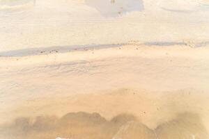 Sand auf das Ufer von ein Strand beim Sonnenaufgang beim niedrig Tide Antenne oben Aussicht mit Drohne foto