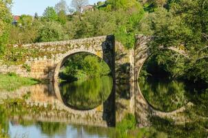 mittelalterlich Brücke auf das arnoia Fluss im das mittelalterlich Stadt, Dorf von allariz foto