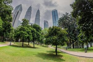 kann 25, 2024. kuala lumpur, Malaysia. Park und kuala lumpur Wolkenkratzer auf sonnig Tag. Zwilling Türme im Center. foto