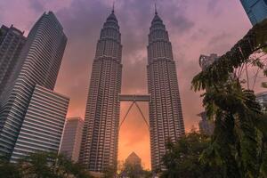 kann 25, 2024. kuala lumpur, Malaysia. Petronas Wolkenkratzer mit Sonnenuntergang. Zwilling Türme im kl Center. foto