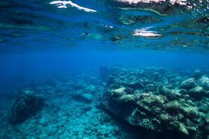 still unter Wasser Szene mit Kopieren Raum. tropisch transparent Meer foto