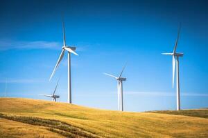 Windmühlen zur Stromerzeugung foto