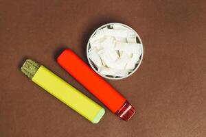 Nikotin Pads Snus, Zigarette Ersatz, zusammen mit ein elektronisch Zigarette. foto