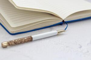 das Stift Lügen im das Notizbuch, das Konzept von lernen, Zeit Management. foto