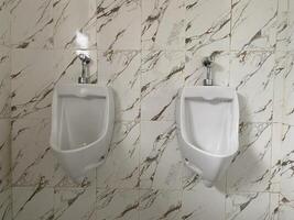 schließen oben von Urinal Männer Öffentlichkeit Toilette, Nahansicht Weiß Urinal im Herren Badezimmer foto