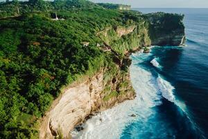 Antenne Aussicht von Klippen mit Wald und Ozean in der Nähe von uluwatu Tempel im bali foto