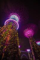 Beleuchtung im Gardens durch das Bucht im Singapur. foto