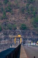 ein Aussicht von das innovativ Wasserkraft vajiralongkorn Damm gelegen im Kanchanaburi, Thailand. foto