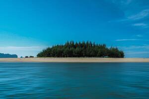 Antenne Panorama von Thailands grün, üppig tropisch Insel, National Park Insel, mit Blau und Aquamarin das Meer, und Wolken leuchtenden durch Sonnenlicht im das Hintergrund. foto