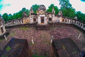 Landschaft historisch Park. das uralt Tempel Das die Geschenke Menschen ist gelegen im Thailands historisch Stadt. Welt Erbe. foto