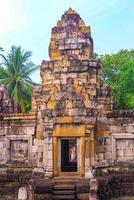 Landschaft historisch Park. das uralt Tempel Das die Geschenke Menschen ist gelegen im Thailands historisch Stadt. Welt Erbe. foto