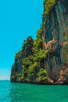 Antenne Panorama von Thailands grün, üppig tropisch Insel, National Park Insel, mit Blau und Aquamarin das Meer, und Wolken leuchtenden durch Sonnenlicht im das Hintergrund. foto