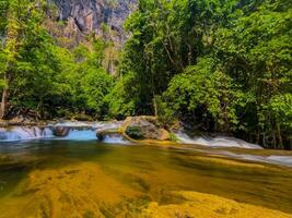 ein Herrlich Wasserfall gefangen im lange Belichtung, Thailand. foto