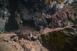 das schön Ansichten von das Stalaktit und mit Stalagmiten gefüllt Höhle im lam khlong ngu National Park, Thailand. beim das Höhle Ausfahrt ist ein klein Wasserfall Auch. foto