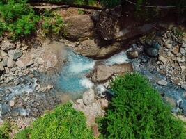 Berg Fluss mit Kristall Wasser im Bali. Antenne Aussicht foto