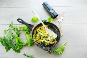 gebraten Omelette ausgestopft mit Kräuter, Petersilie, Dill foto