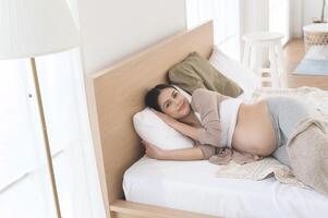 schwanger Frau Schlafen auf das Bett, Schwangerschaft und Erwartung Konzept foto