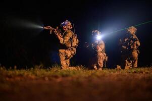 Soldaten im tarnen Uniformen Zielen mit ihr Gewehre bereit zu Feuer während Militär- Betrieb beim Nacht, Soldaten Ausbildung im ein Militär- Betrieb foto