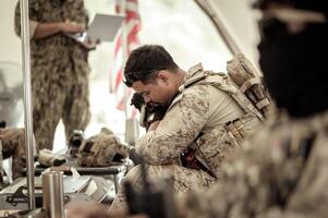 Soldaten im tarnen Uniformen Planung auf Betrieb im das Lager foto