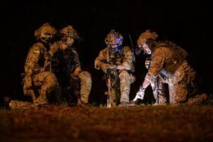 Soldaten bereit zu Feuer während Militär- Betrieb beim Nacht foto