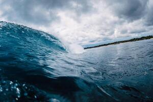 groß Ozean Blau Welle. brechen Fass Welle foto