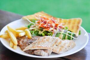 Schweinefleisch Steak und Hähnchen Steak mit Französisch Fritten ,brot und Salat oder gegrillt Schweinefleisch und gegrillt Hähnchen mit gebraten Kartoffel foto