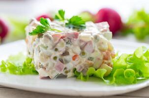 Gemüse Salat mit gekocht Gemüse und gekleidet mit Mayonnaise foto