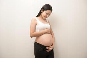 Porträt von schön schwanger Frau, Fruchtbarkeit Unfruchtbarkeit Behandlung, In-vitro-Fertilisation, Zukunft Mutterschaft Konzept foto
