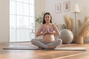 gesund schwanger Frau ausüben und tun vorgeburtlich Yoga, Meditation, Arbeiten aus, Yoga, Schwangerschaft Konzept. foto
