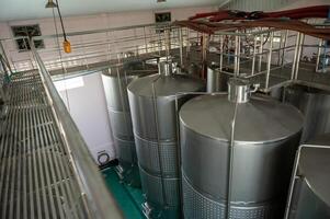 Wein Fermentation Panzer im modern Wein Fabrik foto