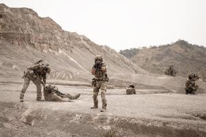 Soldaten im tarnen Uniformen Zielen mit ihr Gewehre bereit zu Feuer während Militär- Betrieb im das Wüste , Soldaten Ausbildung im ein Militär- Betrieb foto