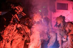 Soldaten im Militär- Betrieb beim Nacht im Soldaten Ausbildung foto