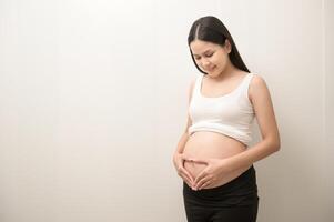 Porträt von schön schwanger Frau, Fruchtbarkeit Unfruchtbarkeit Behandlung, In-vitro-Fertilisation, Zukunft Mutterschaft Konzept foto