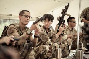 Soldaten im tarnen Uniformen Planung auf Betrieb im das Lager foto