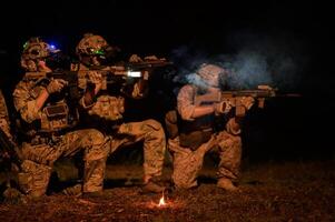 Soldaten bereit zu Feuer während Militär- Betrieb beim Nacht foto