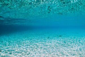 tropisch Blau Ozean Wasser mit sandig Unterseite unter Wasser foto