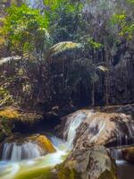 ein Herrlich Wasserfall gefangen im lange Belichtung, Thailand. foto