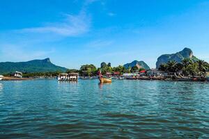 Antenne Panorama von Thailands grün, üppig tropisch Insel, National Park Insel, mit Blau und Aquamarin das Meer, und Wolken leuchtenden durch Sonnenlicht im das Hintergrund. foto