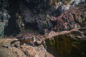 das schön Ansichten von das Stalaktit und mit Stalagmiten gefüllt Höhle im lam khlong ngu National Park, Thailand. beim das Höhle Ausfahrt ist ein klein Wasserfall Auch. foto