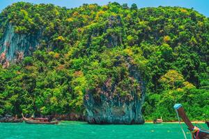 Antenne Panorama von Thailands grün, üppig tropisch Insel, National Park Insel, mit Blau und Aquamarin das Meer, und Wolken leuchtenden durch Sonnenlicht im das Hintergrund. foto