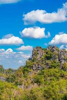 Antenne Panorama von Thailands National Park, Dort ist ein sehr bekannt Tourist Ziel mit Ansichten von das Wald und Kalkstein Berg. foto