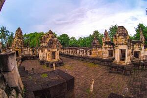 Landschaft historisch Park. das uralt Tempel Das die Geschenke Menschen ist gelegen im Thailands historisch Stadt. Welt Erbe. foto