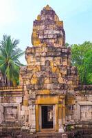 Landschaft historisch Park. das uralt Tempel Das die Geschenke Menschen ist gelegen im Thailands historisch Stadt. Welt Erbe. foto