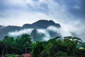 ein Antenne Aussicht von das nebelig um Berge von vang vieng, Laos. Asien-Pazifik. foto