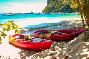 Antenne Panorama von Thailands grün, üppig tropisch Insel, National Park Insel, mit Blau und Aquamarin das Meer, und Wolken leuchtenden durch Sonnenlicht im das Hintergrund. foto