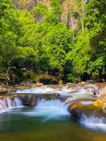 ein Herrlich Wasserfall gefangen im lange Belichtung, Thailand. foto