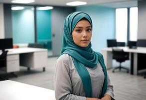 ein Fachmann Frau im Hijab steht selbstbewusst im ein modern Büro Umgebung foto