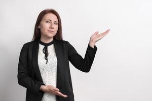 Frau mit Finger zeigen zu Seite mit Produkt oder leer Kopieren Raum, Stehen auf Weiß Hintergrund foto