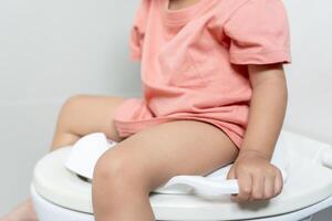 Kind gehen zu das Toilette, Verstopfung im Kinder, Dyspepsie, Bauch Schmerz, Weinen, Stuhlgang, anstrengen, Urin- Inkontinenz, Blut im das Schemel, Darm Probleme, Geschwür Kolitis, Durchfall foto