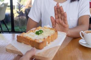 Schönheit schlank weiblich Körper verwechseln Nachspeisen. Frau im Restaurant erreicht Gewicht Verlust Tor zum gesund Leben, verrückt Über Dünnheit, dünn Taille, Ernährungsberater. Diät, Körper Form. foto